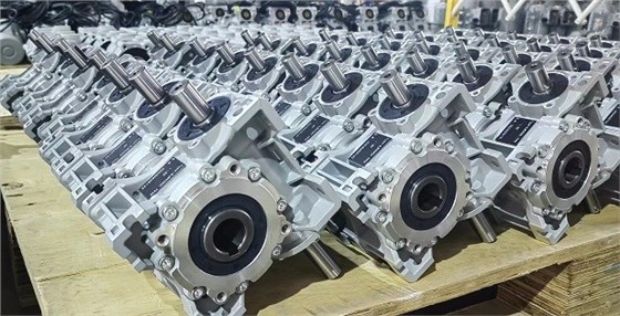 11月正忙，艾思捷雙軸輸入蝸輪減速機(jī)SJMRV050-30-AB發(fā)貨 (2).jpg