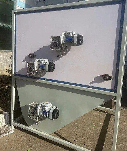 冬季送溫暖，艾思捷蝸輪減速機(jī)為羽絨服充絨機(jī)上提供動(dòng)力支持.jpg